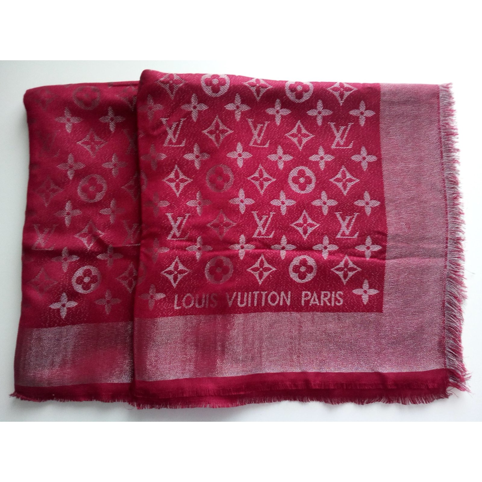 Louis Vuitton Monogram Shine Shawl Silk scarves Silk Red ref.25435 - Joli Closet