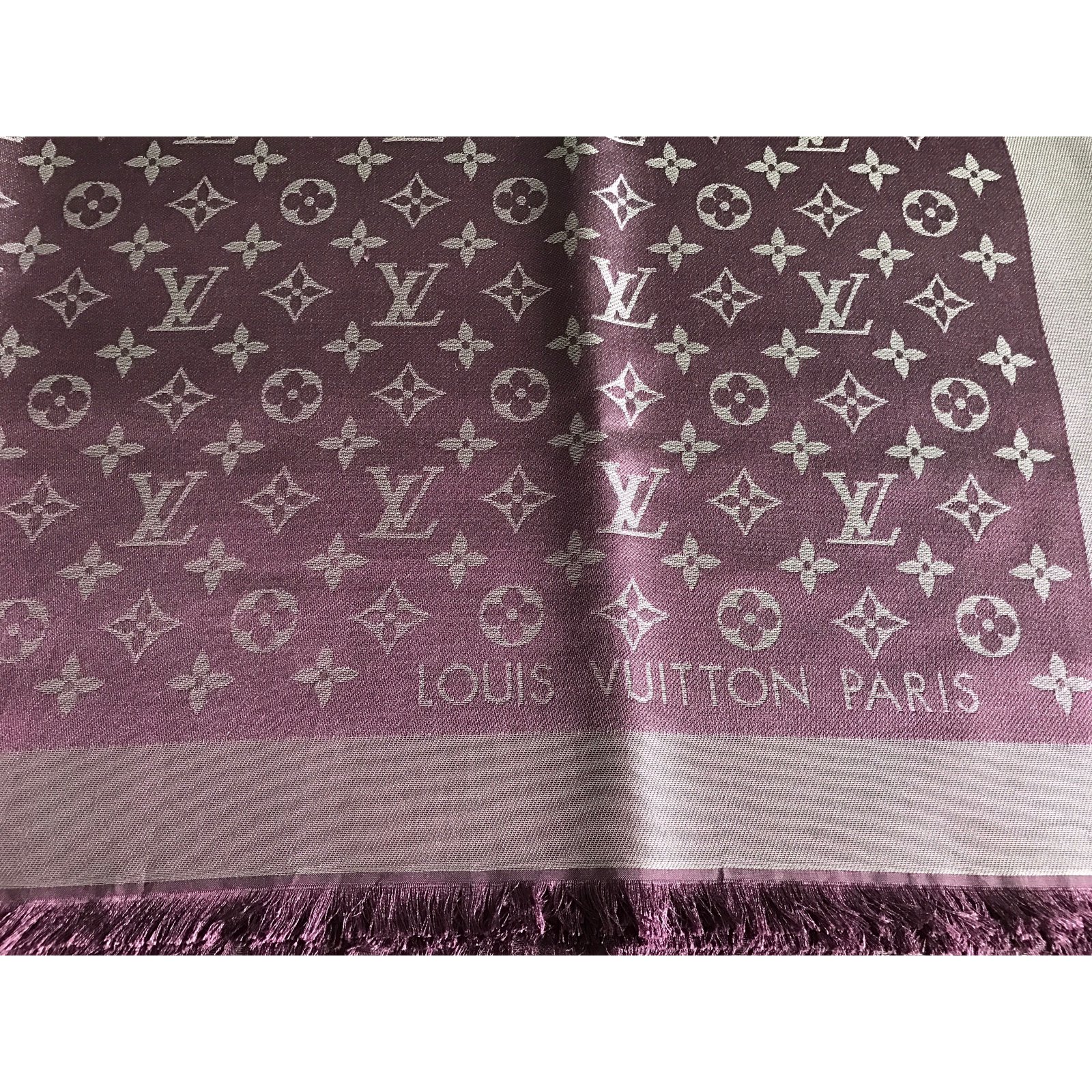 Louis Vuitton MONOGRAM SHINE Silk scarves Silk Dark red ref.38102 - Joli Closet